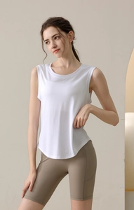 Détail d'un débardeur de yoga blanc sans manches avec maille et legging à poches latérales