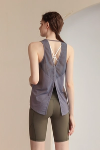 Détail du débardeur sport dos ouvert en mesh et short de cyclisme yoga vert olive