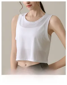 Détail du débardeur de yoga blanc en maille jacquard montrant la texture respirante