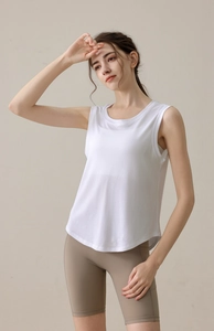 Détail du haut de yoga blanc avec texture en maille respirante et encolure ronde