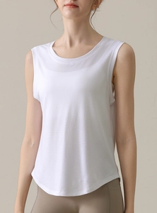 Détail du débardeur de yoga blanc montrant la texture mesh et la coupe de l'ourlet rond