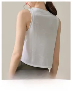 Détail du débardeur de sport blanc avec maille géométrique respirante et coupe d'ourlet arrondi