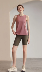 Débardeur de yoga rose dos nu associé à un short de fitness taille haute vert olive