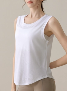Détail du débardeur de yoga blanc avec texture en maille géométrique respirante