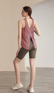 Vue détaillée d'un débardeur de yoga rose dos nu avec un short de cyclisme vert olive