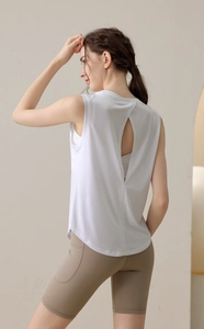 Détail du haut de sport sans manches blanc pour femmes avec mesh et découpe dans le dos