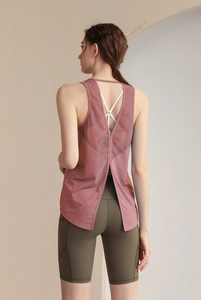 Détail du haut de yoga dos ouvert avec mesh et soutien-gorge de sport blanc à fines brides