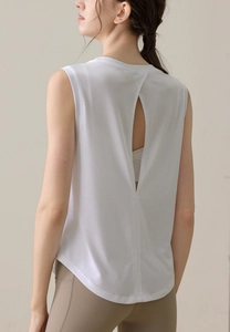 Détail du débardeur de yoga blanc avec fente au dos et tissu en maille respirante