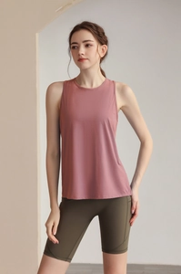 Détail du débardeur de yoga en mesh nylon vieux rose avec dos ouvert respirant