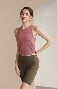 Vue détaillée du haut de yoga rose en maille avec un short de sport taille haute olive