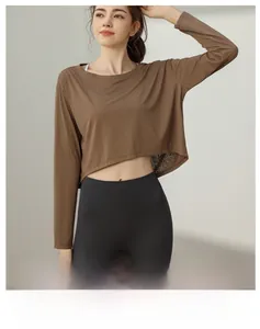 Détail de la texture du tissu jacquard sur le crop top de yoga marron à manches longues
