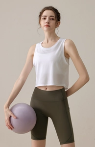Détail du débardeur de sport en nylon blanc ajouré avec short à poche latérale pratique