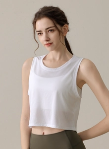 Détail du débardeur sport blanc en mesh burnout montrant la texture ajourée et coupe courte