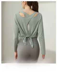 Detail des hellgrünen Yoga-Tops mit offenem Rücken und modischem Bindeknoten am Saum