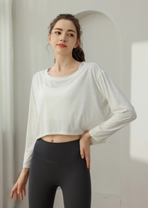Détail du tissu jacquard respirant et transparent du haut de yoga blanc pour femme