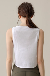 Détail du gilet de sport blanc montrant la maille géométrique et la texture respirante