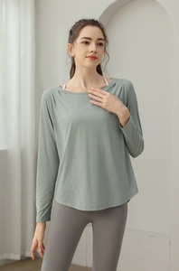 Detail eines salbeigrünen Yoga-Oberteils aus Nylon mit feinen Falten an der Schulter