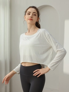Détail du haut de yoga jacquard blanc respirant et du legging de sport gris taille haute