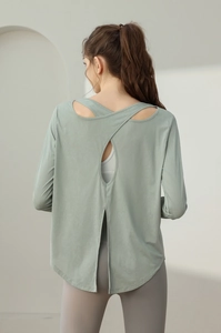 Detail der Cross-Back-Öffnung und des Schlitzsaums am hellgrünen Langarm-Yoga-Top