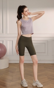 Gros plan du débardeur de yoga lilas en mesh et short de cyclisme olive sur mannequin