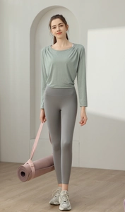 Detail von erbsengrünem Langarm-Yoga-Top und grauer High-Waist-Leggings für Sport