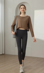 Vue complète d'un haut de sport jacquard et leggings taille haute avec tapis de yoga