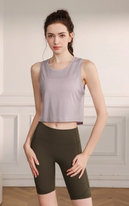 Détail du débardeur de sport lilas texturé avec son short de yoga vert olive