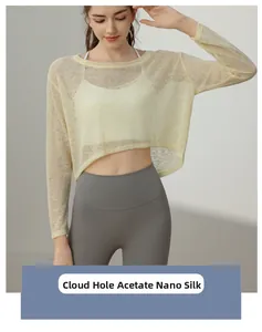 Détail du tissu nano-soie respirant avec micro-pores sur le haut de yoga jaune court