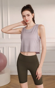 Détail du haut de sport lilas à motifs géométriques et short de yoga à taille haute