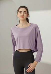 Détail du haut de sport court à manches longues violet clair en tissu jacquard aéré
