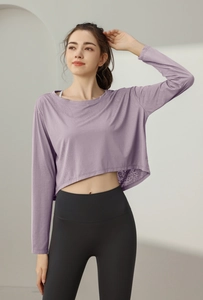 Détail du t-shirt de sport court lavande avec tissu jacquard pour le yoga et la course