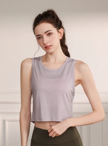 Détail du débardeur de sport lilas en tissu dévoré avec motifs géométriques précis
