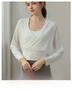 Détail du sweat de yoga blanc avec ourlet croisé à la taille et tissu sport élastique