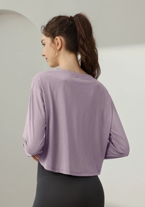Détail du haut de sport jacquard lavande avec tissu respirant et coupe courte décontractée