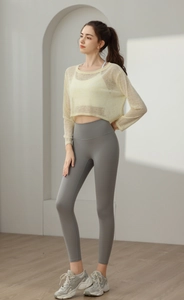 Détail du haut de yoga respirant à manches longues et du legging de sport taille haute