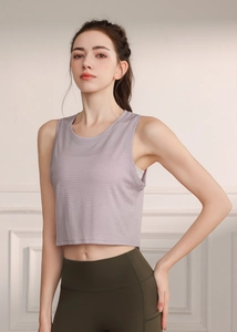 Détail du débardeur de yoga en maille violette respirante avec texture géométrique pour femme