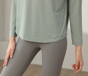 Detail des salbeigrünen Yoga-Oberteils mit Jacquard-Struktur und Leggings mit hoher Taille