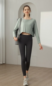Détail du haut de yoga jacquard vert jade et du legging de fitness taille haute