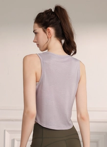 Détail du débardeur de sport mauve avec maille respirante et motifs géométriques