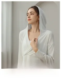 Détail d'un sweat à capuche de yoga blanc avec col croisé et coupe cintrée flatteuse