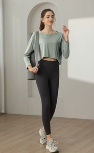 Détail d'un haut de sport jacquard vert clair avec un legging de yoga gris taille haute