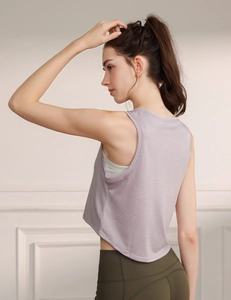 Vue détaillée du gilet de sport lilas dévoré avec ourlet incurvé et texture côtelée