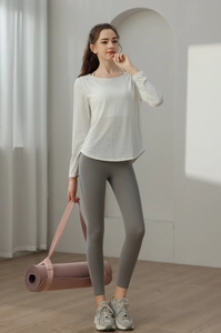 Detail der weißen, durchscheinenden Jacquard-Yoga-Abdeckung mit offenem Rückendesign