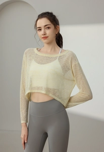 Détail du cache-cœur de yoga en maille transparente jaune clair avec texture respirante