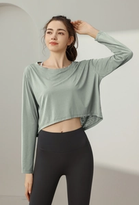 Détail du haut de yoga jacquard vert clair montrant la texture du tissu respirant séchage rapide