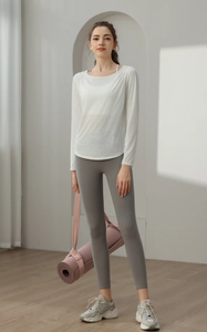 Detailansicht eines weiß-transparenten Langarm-Yoga-Überziehers mit Smaragd-Jacquard-Muster