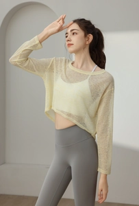 Détail du haut de yoga jaune transparent montrant la texture en maille et coupe courte