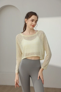 Détail du haut de yoga en maille jaune pâle respirant avec coupe courte chic