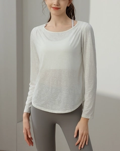 Detail des weißen, durchscheinenden Jacquard-Yoga-Oberteils mit atmungsaktivem Mesh-Gewebe