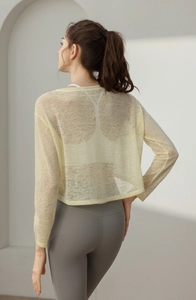 Vue arrière du haut de sport transparent et respirant à manches longues pour femmes